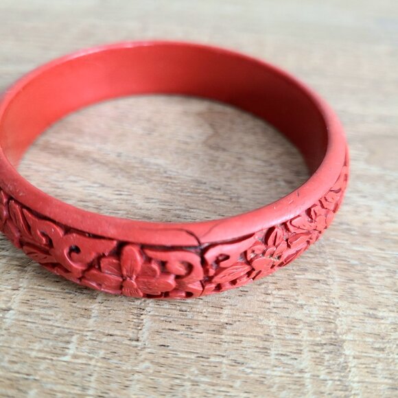 Carved red plastic bangle. - Picture 5 of 5